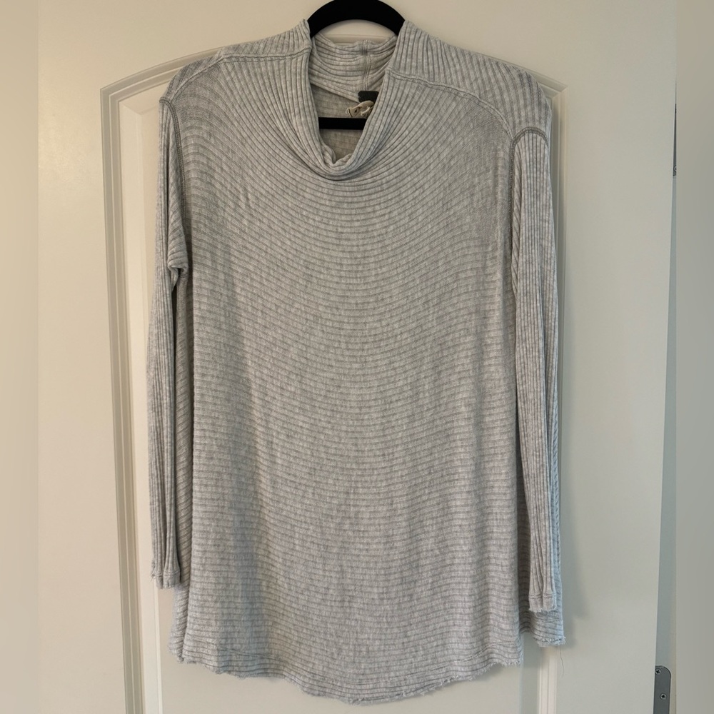 Free People Light weight keyhole back Sweater